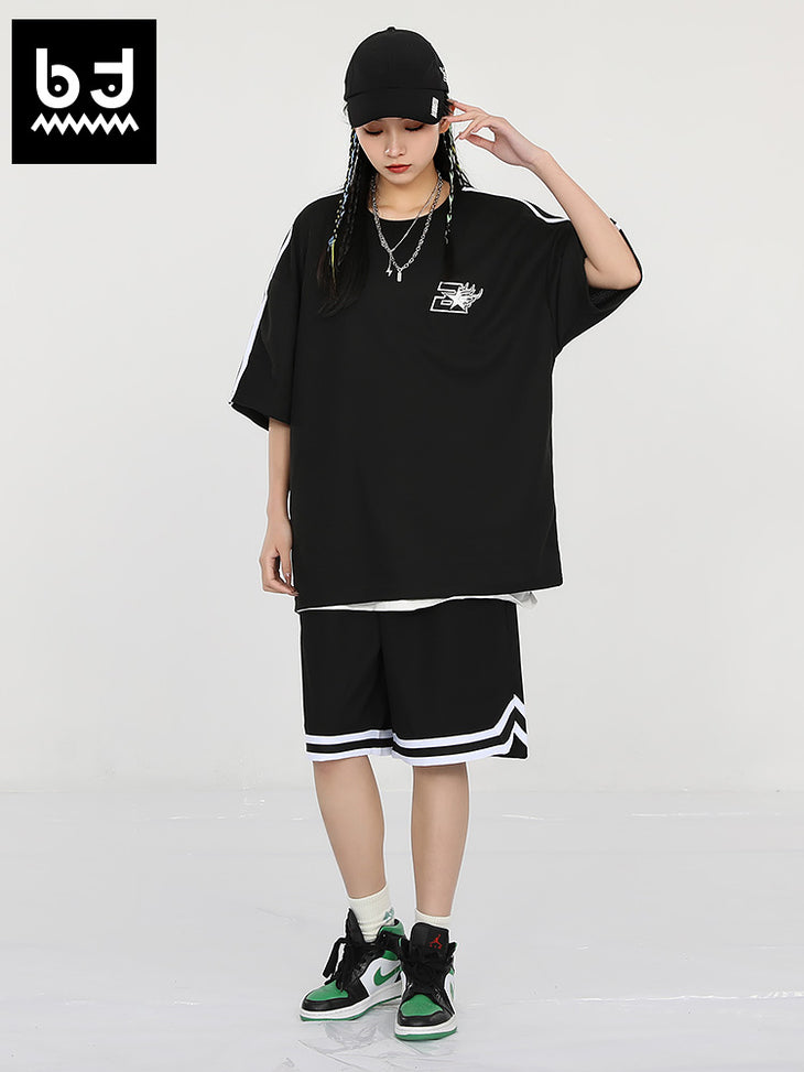 Simple basic Waffle T-shirt with small embroidered logo in black stripes with shoulder sleeves
